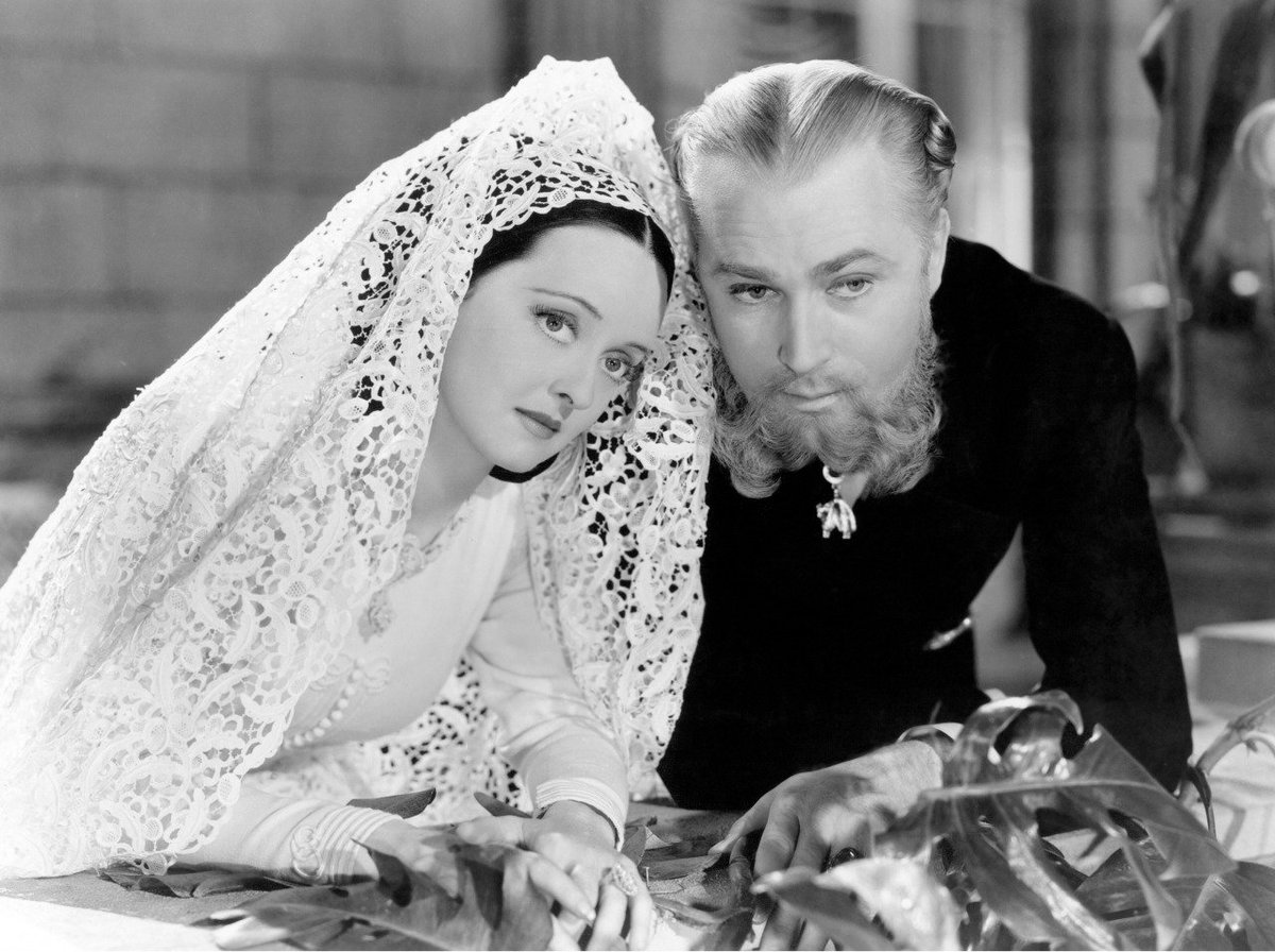 ssrecio's tweet photo. @Avivir "Juárez" (1939), dirigida por William Dieterle, al que encantaban los exotismos.
Bette Davis es la emperatriz Carlota.
Paul Muni, Juárez y Claude Rains, Napoleón III. Recomendable para ver una tarde rara como la de hoy. https://t.co/dPV0sq8AVh