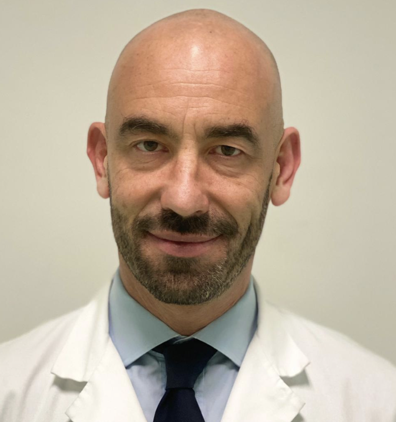 silvano_trotta's tweet photo. Lui c'est Matteo Bassetti, @ProfMBassetti virologue très célèbre en Italie, fervent partisan des vaccins. Il a même qualifié les No-Vax de gens sans cerveau. 

Lors de l’événement, un spectateur lui a posé une question simple à savoir si la population avait été informée que la dernière notice du « vaccin » Pfizer mentionnait les effets secondaires mortels de la myocardite et de la péricardite. L’infectiologue s’étonne et explique que cette information lui est inconnue.

Le spectateur a alors précisé que cette ignorance n'était pas bonne : la notice était le premier document officiel que le médecin devait utiliser pour pouvoir intervenir immédiatement et avec succès. Bassetti a répondu sarcastiquement : « Eh bien, vous avez raison. » Puis il a même demandé au spectateur de passer le micro aux autres.

La vidéo au bas de cette publication : 
https://t.co/nWf0zq3kL7