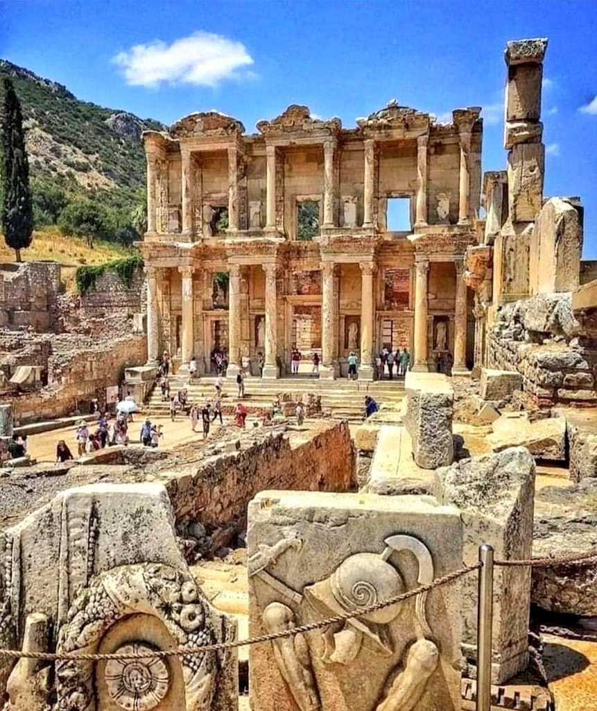ConrothN's tweet image. The #LibraryofCelsus in ancient Ephesus, located in western #Turkey 🇹🇷, was a repository of over 12,000 scrolls and one of the most impressive buildings in the #RomanEmpire. Constructed in the 2nd century CE, it was named after the city&apos;s former Roman governor.