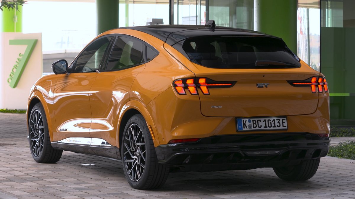 CCubicos's tweet image. Este es el primer coche homologado en 🇪🇸 para conducirlo sin manos y Borja se ha subido en él. Es el @FordSpain Mustang Mach-e, el SUV eléctrico ⚡️de la firma americana. ¿Qué le habrá parecido? 🤔

¡Vamos a verlo! 🎥

@puntalproduc @antena3com @CristinadelRey #CCubicos339