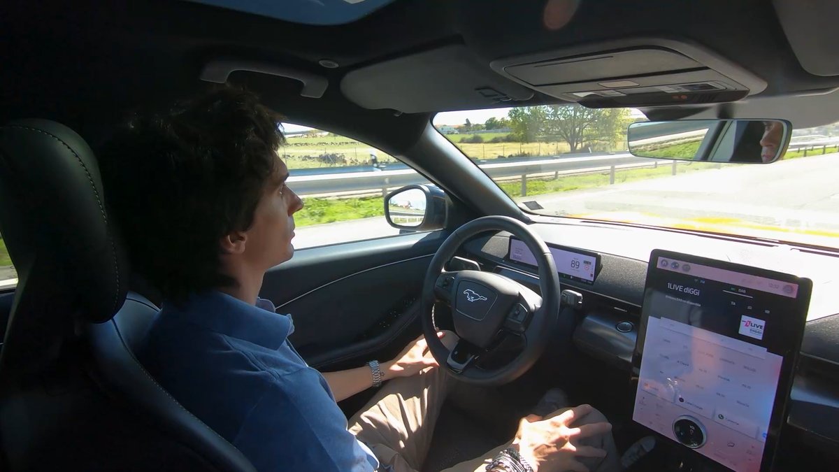 CCubicos's tweet image. Este es el primer coche homologado en 🇪🇸 para conducirlo sin manos y Borja se ha subido en él. Es el @FordSpain Mustang Mach-e, el SUV eléctrico ⚡️de la firma americana. ¿Qué le habrá parecido? 🤔

¡Vamos a verlo! 🎥

@puntalproduc @antena3com @CristinadelRey #CCubicos339