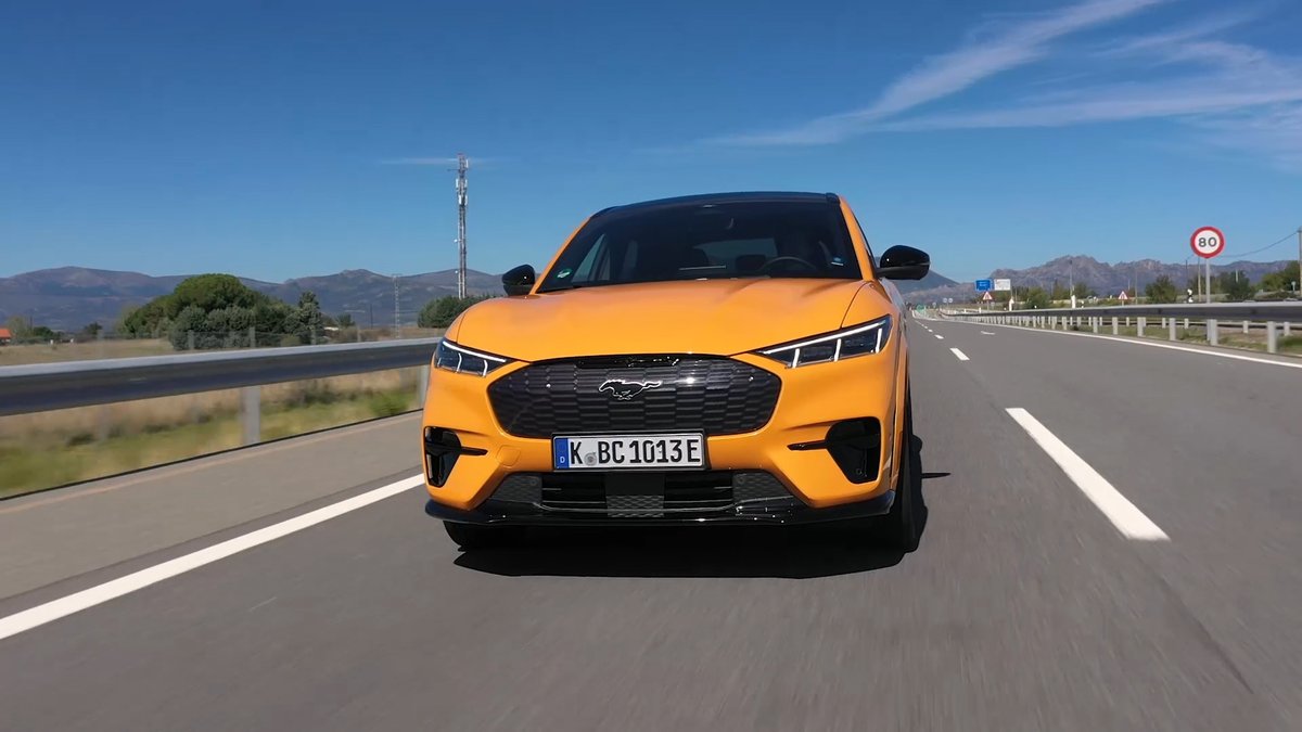 CCubicos's tweet image. Este es el primer coche homologado en 🇪🇸 para conducirlo sin manos y Borja se ha subido en él. Es el @FordSpain Mustang Mach-e, el SUV eléctrico ⚡️de la firma americana. ¿Qué le habrá parecido? 🤔

¡Vamos a verlo! 🎥

@puntalproduc @antena3com @CristinadelRey #CCubicos339
