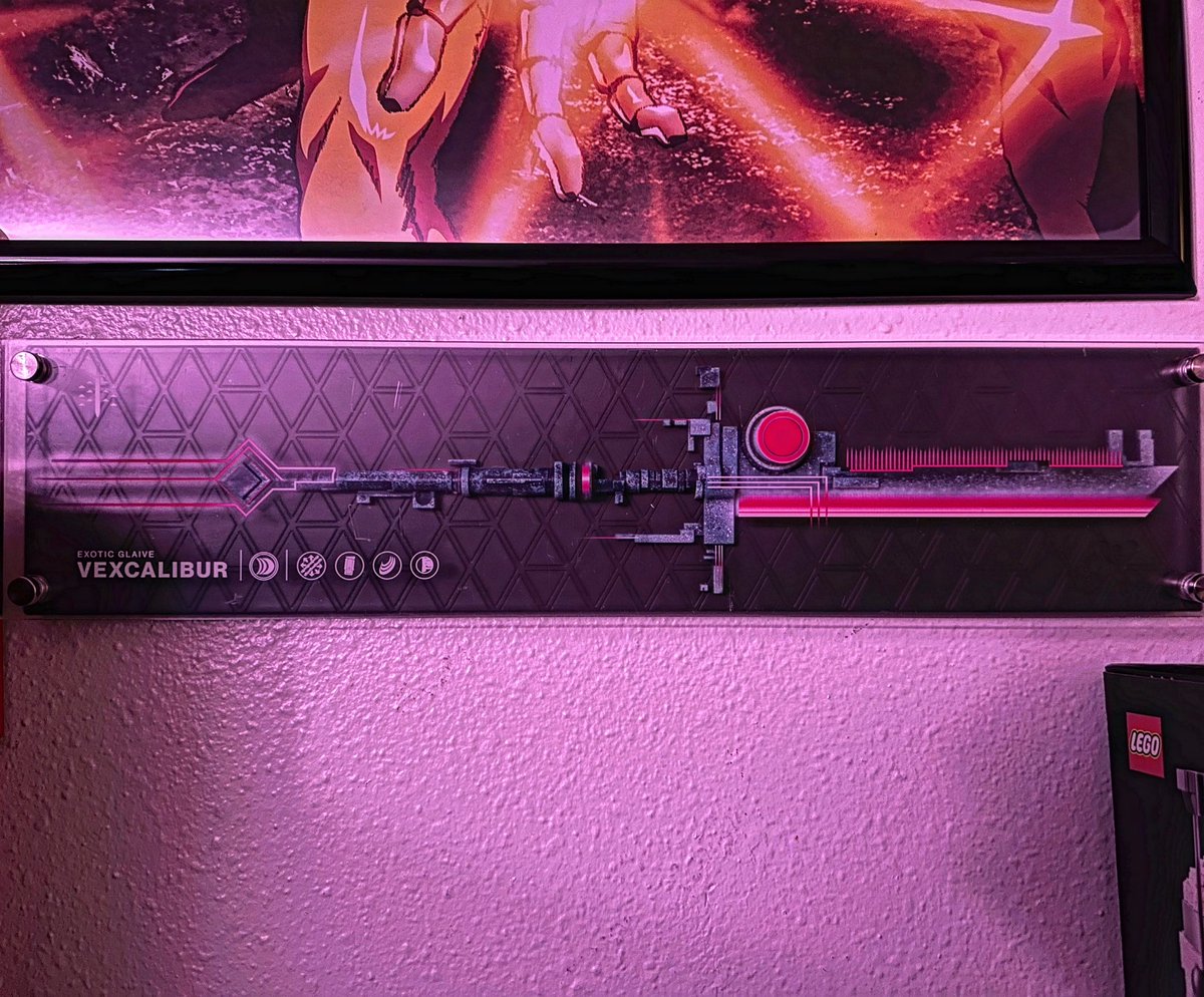 king_8183's tweet image. *Insert Sid from Toy Story meme here* Besides a few scratches, it looks great. 
#destiny2 #vexcaliber #beyondlight #bungierewards