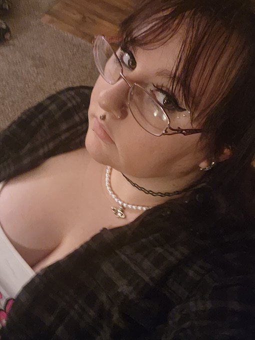 Roxxi Valentine 🏳️‍🌈🔞 - Hangout with people after Ren Faire and played games. https://t.co/BgELEEHXwY