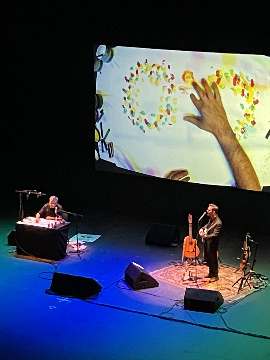 Amar mucho a estos dos <a href="/k_Johansen/">Kevin Johansen</a> <a href="/porliniers/">Liniers</a>  un poco de mi país en México . Menos selfies y más besos.