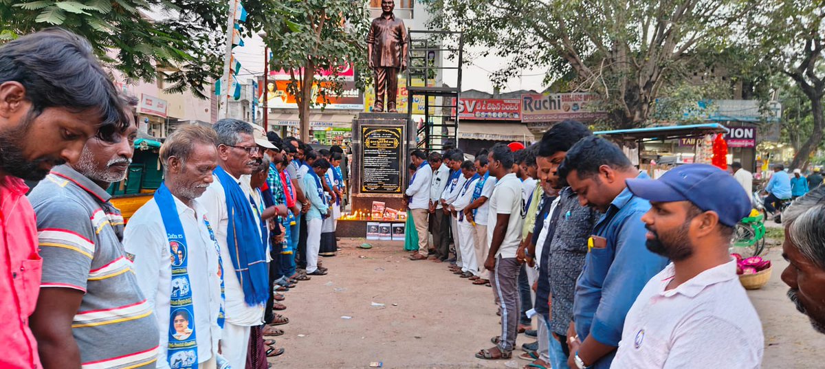 UshaDasari3's tweet photo. Group 2, డీఎస్సీ అభ్యర్థి ప్రవళిక ఆత్మహత్యకు తెలంగాణ ప్రభుత్వం బాధ్యత వహించాలని కొవ్వొత్తులతో నిన్న పెద్దపల్లిలో నివాళులర్పించడం జరిగింది. #BRSfailedTelangana #nosuicides #DethroneBRS https://t.co/GvxowynnDX