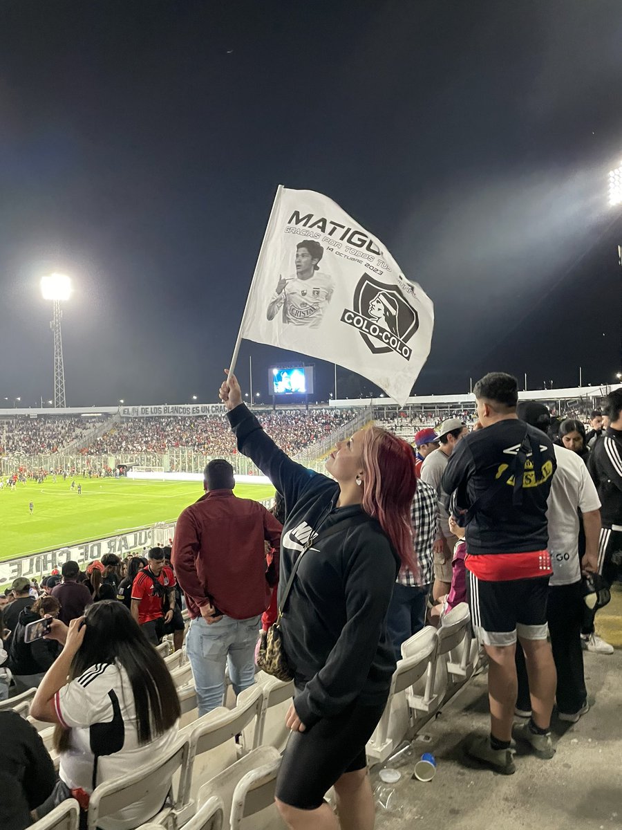 CIZZYBEAST's tweet photo. un día tan lindo y triste a la vez😖😭🥹🖤🤍 despidiendo al mejor de América, el 14 de los blancos, el CRA❤️👏🏼 #MatiasFernandez #Matias #Mat14s #matigol https://t.co/D2iVxoBREn