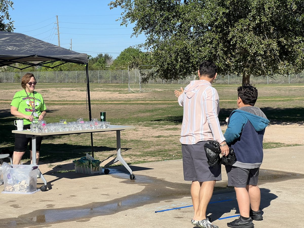 Ledezma1107's tweet photo. Good times at the @EmeryElementary Fall Carnival! https://t.co/G3X8BOrxDL