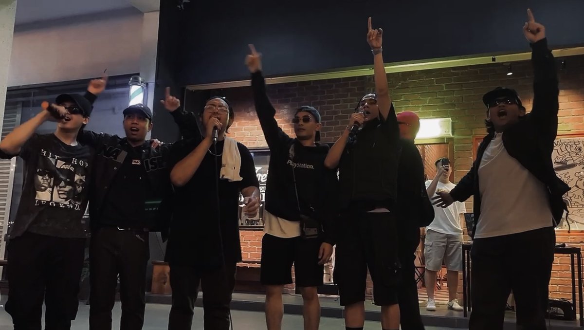 vabuya_'s tweet photo. Ancaman bom di mid valley southkey jb?

@sectorecords perform gak malam tadi walaupun ada ancaman bom 100 meter dari kami 🫨 https://t.co/gExBUVUGr9