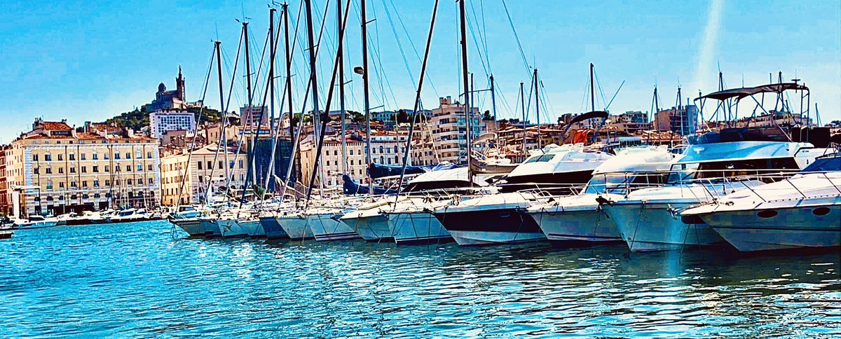 🚨 Photo magnifique du vieux port avec la vieille dame qui veille sur Marseille. Photo prise par mes soins 🤙🏼🔵⚪️ Merci pour votre force ! 🙏
#TeamOM #Marseille #VieuxPort