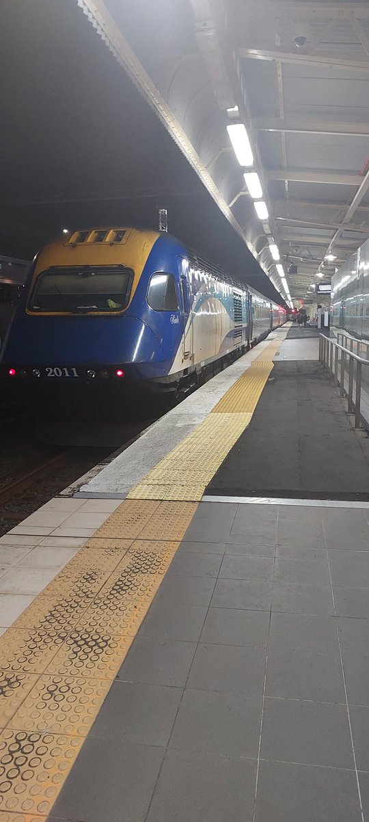 Alice_cpx's tweet photo. Life post-PhD submission has been pretty nice (the last week and a half of it) - taking undergraduates to look at the Tweed volcanics and visiting my hometown (including a 5am train trip!) 😊 https://t.co/pquF2Ob4Zi