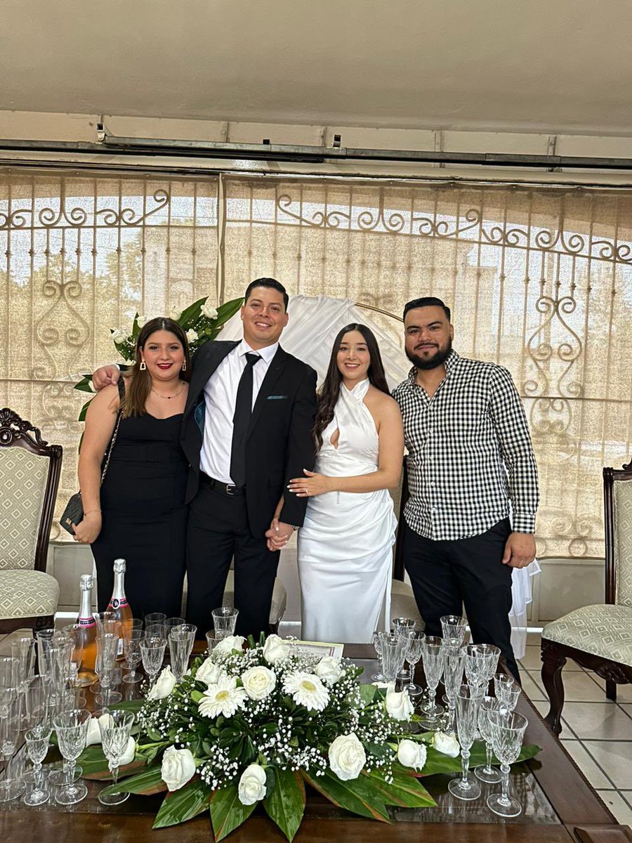 KarlaDeleon__'s tweet photo. Y que vivan los novios ❤️ @Kenyaazpil https://t.co/9tqTcE9NRu