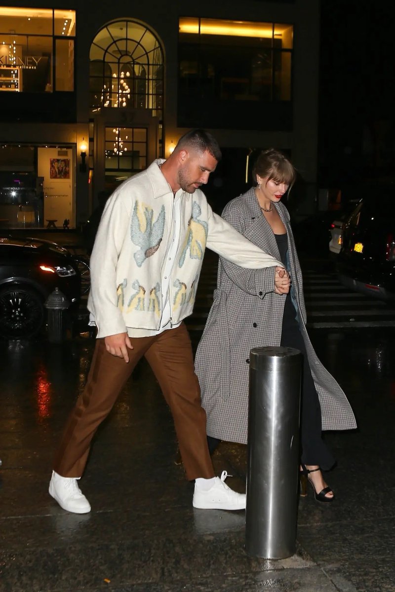 LaPuercaylor's tweet photo. TAYLOR SWIFT Y TRAVIS ESTA NOCHE EN NYC https://t.co/TE61Pg38Be