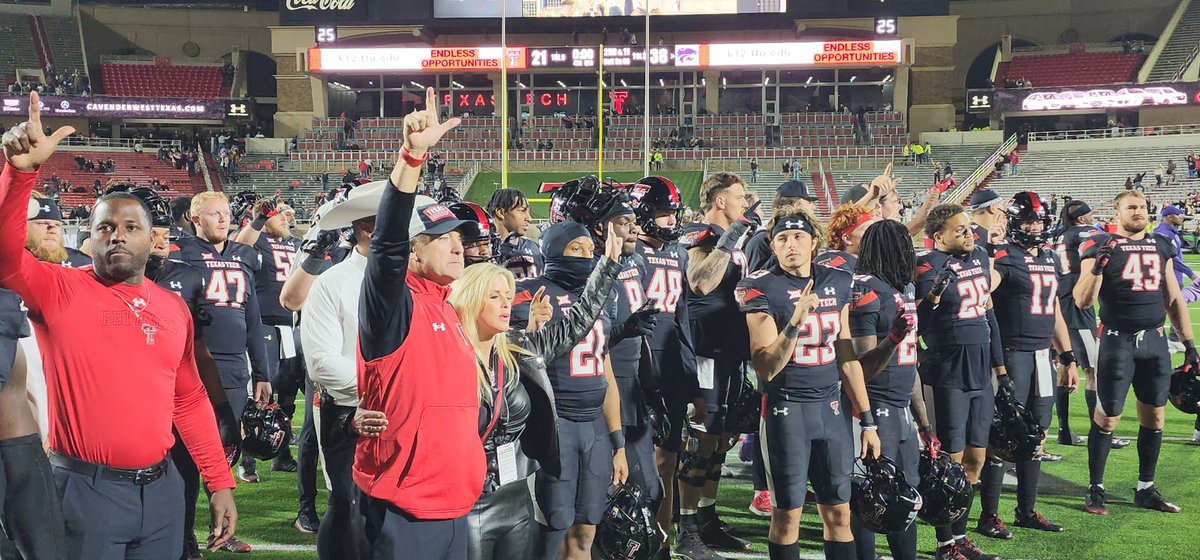 SeanADillon's tweet image. Had 2 #RedRaider legends Lawrence Flugenc &amp;amp; Merv Scurlark on the @RockinPregame helped someone who needed my help &amp;amp; ended the night on a ride with my wife and dog.

Thanks to @JohnsonJarret  @pregameJeff @pchristy11 &amp;amp; #InternTodd who help me while I'm on the DL. #Blessed