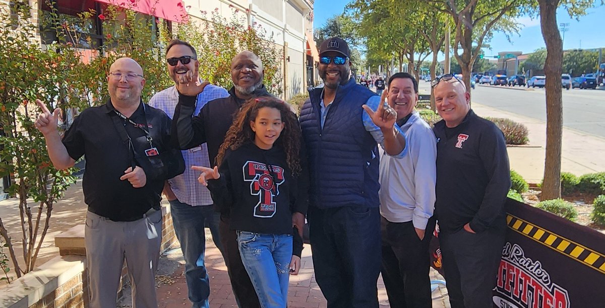 SeanADillon's tweet image. Had 2 #RedRaider legends Lawrence Flugenc &amp;amp; Merv Scurlark on the @RockinPregame helped someone who needed my help &amp;amp; ended the night on a ride with my wife and dog.

Thanks to @JohnsonJarret  @pregameJeff @pchristy11 &amp;amp; #InternTodd who help me while I'm on the DL. #Blessed