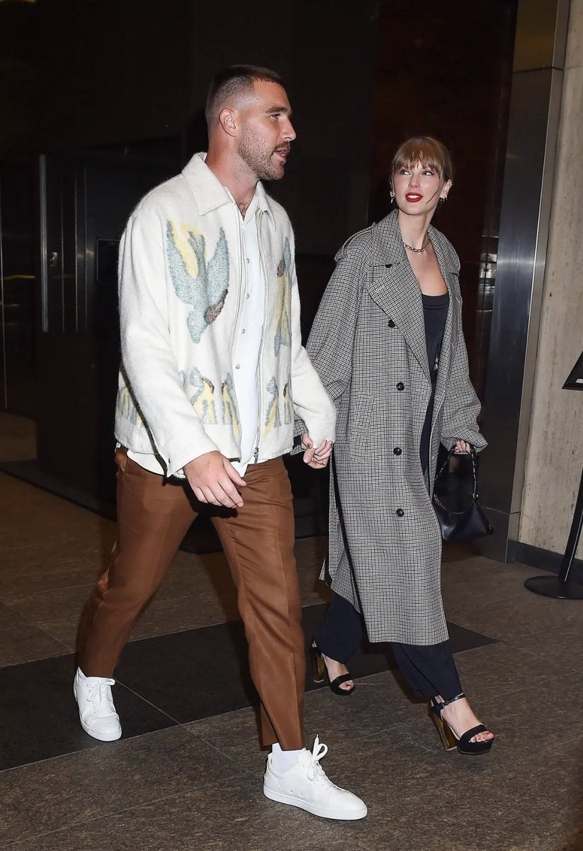 Taylor Swift and Travis Kelce holding hands in NYC recently 🥹 (📸 T. Jackson, Backgrid)
