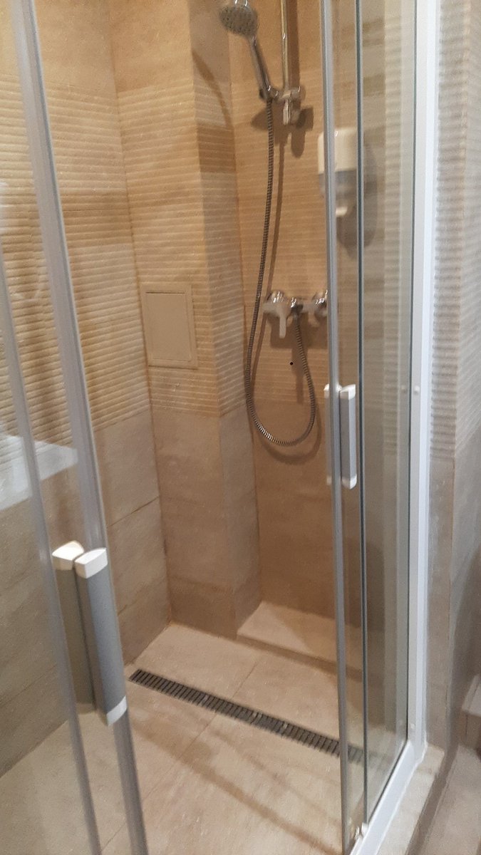 Soyunalım ve sıcak köpüklü duşumuzu alalım👄👅