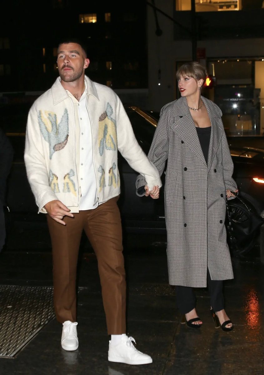 SwiftNYC's tweet photo. Taylor Swift and Travis Kelce holding hands in NYC recently 😭✨

(📸 T. Jackson, Backgrid) https://t.co/O1OsEnjJ7F