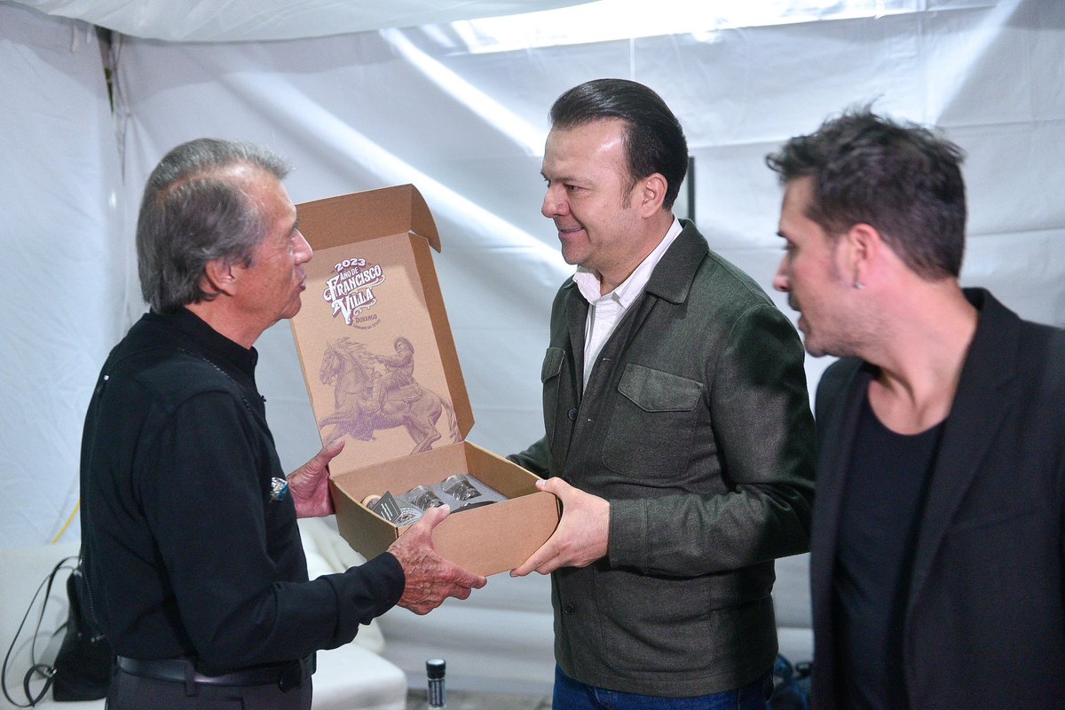 EVillegasV's tweet photo. No cabe duda que @JM_Napoleon es un artista muy querido por los duranguenses; miles de familias participaron en el arranque de nuestro festival Revueltas 2023 https://t.co/58E0PCrdv6
