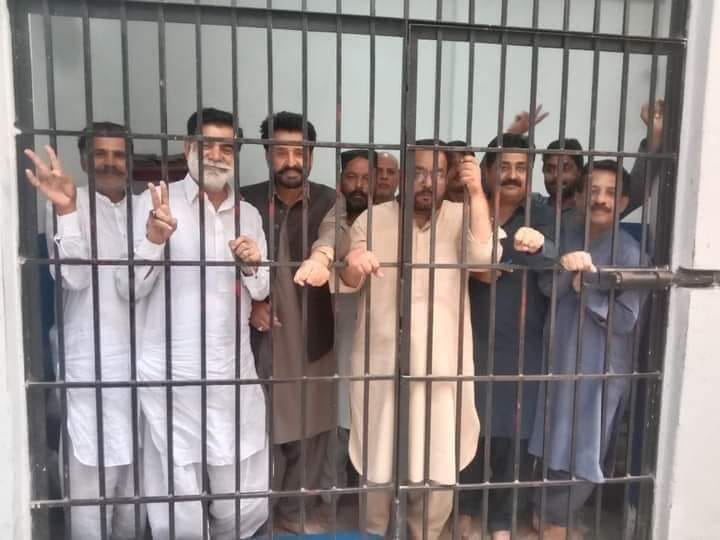 UstadSays's tweet photo. کیا CEOs,DEOs,Dy.DEOs میں سے اکثریت اساتذہ نہیں ہیں ؟
کیا انہیں معلوم نہیں کہ نجکاری کے بعد غریب کے بچوں کی تعلیم محال ہوجائے گی ؟
کیا انہیں معلوم نہیں کہ اگر ادارے پرائیویٹائز ہوتے تو یہ تعلیم حاصل نہ کرپاتے اور یہاں نہ پہنچے ہوتے؟ 
کیا انہیں معلوم نہیں کہ مار نہیں پیار سے لیکر یہاں تک ایک منصوبہ کے تحت ہم پہنچے ہیں ؟
کچھ شرم کرو
کچھ شرم کرو
بہت ہوگیا
#اگیگا_قائدین_رہا_کرو
#LahoreProtest 
 #ملازم_کش_پالیسیز_نامنظور