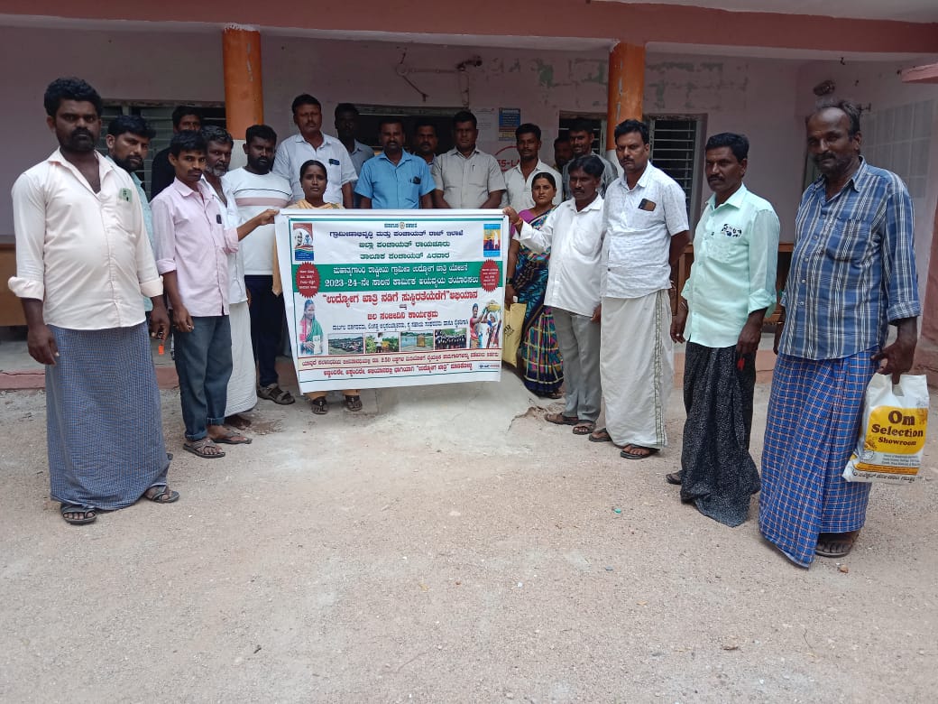 TpSirwar's tweet photo. ರಾಯಚೂರು ಜಿಲ್ಲೆಯ ಸಿರವಾರ ತಾಲೂಕ ಪಂಚಾಯತ ವ್ಯಾಪ್ತಿಯಲ್ಲಿ ಬರುವ ಕಲ್ಲೂರು ಗ್ರಾಮದಲ್ಲಿ ಉದ್ಯೋಗ ಖಾತ್ರಿ ನಡೆಗೆ ಸುಸ್ಥಿರತೆಯಡೆಗೆ ಅಭಿಯಾನಕ್ಕೆ ಚಾಲನೆ..
@ceozpraichur @CommrMGNREGSK @ZillaRaichur https://t.co/sHoo69IbTe