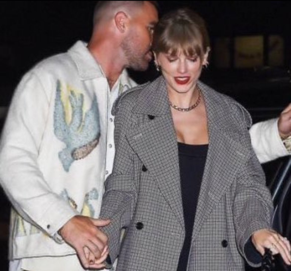 Travis Kelce and Taylor Swift holding hands recently in NYC. Her smile 😭🥹