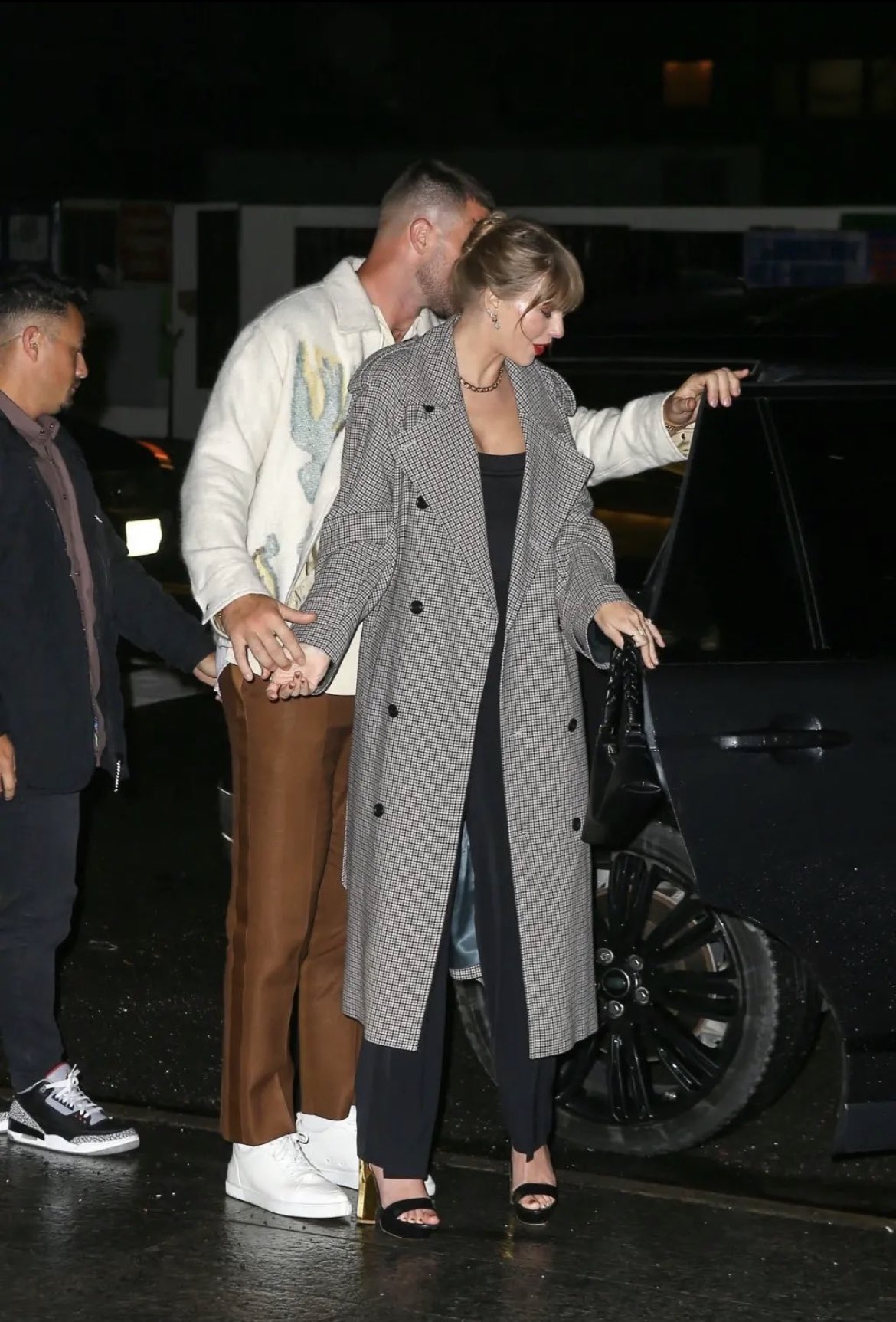 Taylor Swift Updates on X: "Travis Kelce and Taylor Swift holding hands  recently in NYC. Her smile 😭🥹 https://t.co/dpgO15pR4A" / X