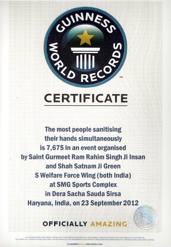 DSSNewsUpdates's tweet photo. Celebrating #GlobalHandwashingDay with a throwback to this incredible #GuinnessWorldRecord moment! Over 7,600 individuals came together in unity to promote the importance of sanitizing hands. Let's keep up the momentum and prioritize hand hygiene for a healthier world. 🤲 #StaySafe #SaintDrMSG #DeraSachaSauda
