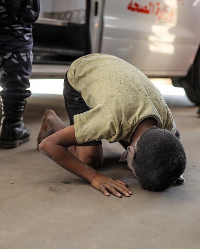 Alhamdhulillaah's tweet photo. A Palestinian child who was hurt by Israeli occupation airstrikes performed sujood as-shukr, thanking Allāh, after he was rescued and brought to a hospital. https://t.co/4lYryVqS6y