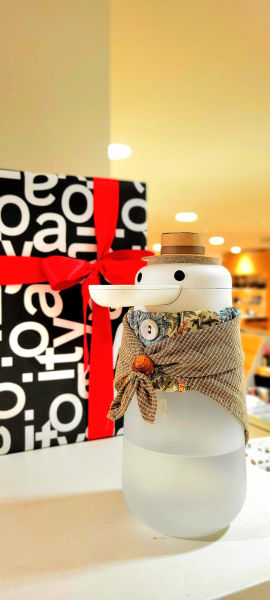Itoya_Yokohama's tweet photo. 伊東屋各店にいてすっかりおなじみの #テッテ。去年まで大活躍でしたが、今でもまだ店頭にいらっしゃいます
秋っぽい服に衣替えしましたので、みなさまご来店の際はぜひ会いに行ってあげてください

#今だけの限定仕様です！
#スタッフ手作り衣装です！
#写真撮影OKです！

#キングジム #tette #itoya https://t.co/Mk6wVeLrSa