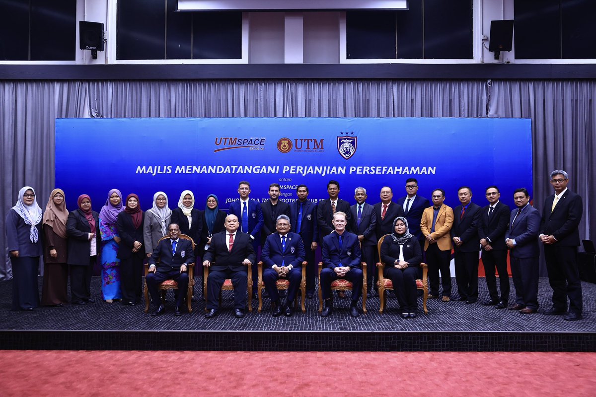 OfficialJohor's tweet photo. JDT & UTM FORM PARTNERSHIP ON PLAYER EDUCATION DEVELOPMENT FOR JDT ACADEMY TRAINEES

Johor Darul Ta'zim FC (JDT) and Universiti Teknologi Malaysia (UTM) have signed a player education development agreement offering a special Sports And Fitness Diploma Programme for JDT Academy trainees.

The programme will offer an option to the JDT Academy trainees to continue their studies as they chase their dreams in becoming footballers, in line with the JDT management's hope of focusing on the trainees' future and career directions.

The trainees under the diploma programme will also be given an option to do a Bachelor's Degree programme to ensure they are equipped with a more complete education for their future. 

The collaboration will see 27 trainees aged 18 and above being registered as UTM students under the programme on a full-time basis soon.

JDT and UTM have had a fantastic relationship in recent years with JDT Academy trainees living full-time at the UTM hostel and using their sports facilities. 

The JDT Academy is the only full-time professional football academy that offers football training, education and accommodation. Luaskan Kuasamu Johor.

More photos at https://t.co/ZsMhKgQENw

Hidup Johor Demi Johor
#WhatCanYouDo
#TheTMJeffect
#HarimauSelatan
#SouthernTigers
#PermataSelatan
#JewelOfTheSouth
#JDTuntukSemua
#JDTforAll