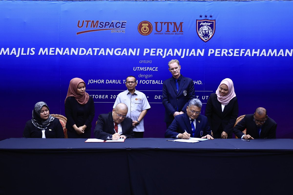 OfficialJohor's tweet photo. JDT & UTM FORM PARTNERSHIP ON PLAYER EDUCATION DEVELOPMENT FOR JDT ACADEMY TRAINEES

Johor Darul Ta'zim FC (JDT) and Universiti Teknologi Malaysia (UTM) have signed a player education development agreement offering a special Sports And Fitness Diploma Programme for JDT Academy trainees.

The programme will offer an option to the JDT Academy trainees to continue their studies as they chase their dreams in becoming footballers, in line with the JDT management's hope of focusing on the trainees' future and career directions.

The trainees under the diploma programme will also be given an option to do a Bachelor's Degree programme to ensure they are equipped with a more complete education for their future. 

The collaboration will see 27 trainees aged 18 and above being registered as UTM students under the programme on a full-time basis soon.

JDT and UTM have had a fantastic relationship in recent years with JDT Academy trainees living full-time at the UTM hostel and using their sports facilities. 

The JDT Academy is the only full-time professional football academy that offers football training, education and accommodation. Luaskan Kuasamu Johor.

More photos at https://t.co/ZsMhKgQENw

Hidup Johor Demi Johor
#WhatCanYouDo
#TheTMJeffect
#HarimauSelatan
#SouthernTigers
#PermataSelatan
#JewelOfTheSouth
#JDTuntukSemua
#JDTforAll