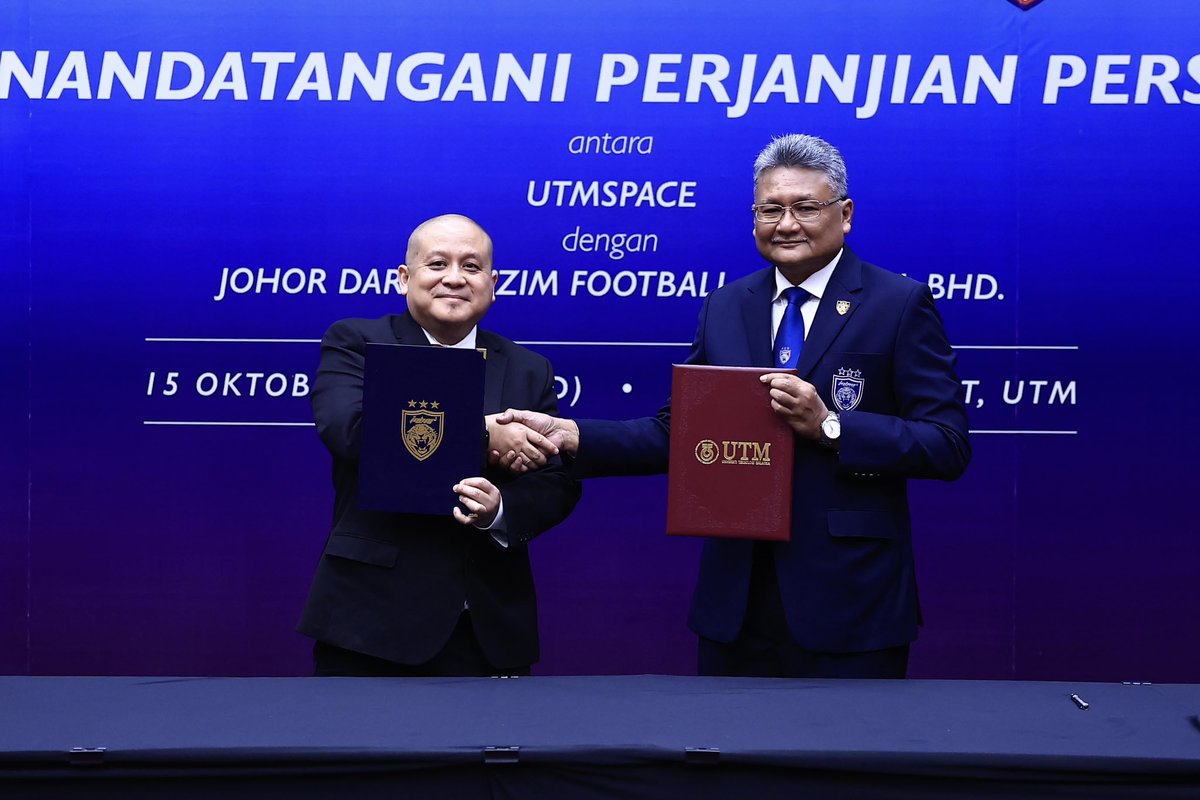 OfficialJohor's tweet photo. JDT & UTM FORM PARTNERSHIP ON PLAYER EDUCATION DEVELOPMENT FOR JDT ACADEMY TRAINEES

Johor Darul Ta'zim FC (JDT) and Universiti Teknologi Malaysia (UTM) have signed a player education development agreement offering a special Sports And Fitness Diploma Programme for JDT Academy trainees.

The programme will offer an option to the JDT Academy trainees to continue their studies as they chase their dreams in becoming footballers, in line with the JDT management's hope of focusing on the trainees' future and career directions.

The trainees under the diploma programme will also be given an option to do a Bachelor's Degree programme to ensure they are equipped with a more complete education for their future. 

The collaboration will see 27 trainees aged 18 and above being registered as UTM students under the programme on a full-time basis soon.

JDT and UTM have had a fantastic relationship in recent years with JDT Academy trainees living full-time at the UTM hostel and using their sports facilities. 

The JDT Academy is the only full-time professional football academy that offers football training, education and accommodation. Luaskan Kuasamu Johor.

More photos at https://t.co/ZsMhKgQENw

Hidup Johor Demi Johor
#WhatCanYouDo
#TheTMJeffect
#HarimauSelatan
#SouthernTigers
#PermataSelatan
#JewelOfTheSouth
#JDTuntukSemua
#JDTforAll