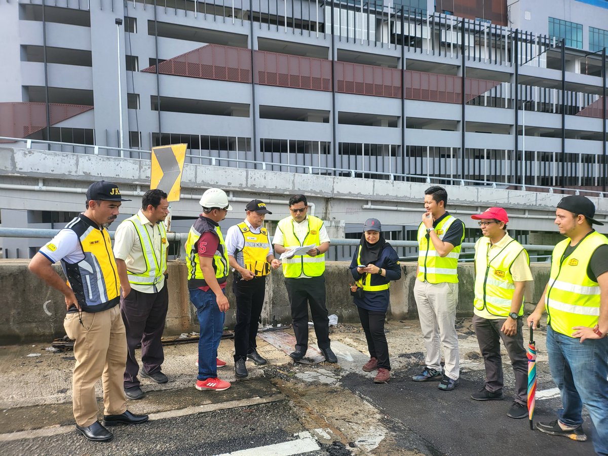 JKRBridgeDesig1's tweet photo. Lawatan Pemeriksaan Forensik isu 'Expansion Joint' Jambatan di Km8.2, FT28 jajaran MRR2, Batu Caves. PK Caw. Jalan JKR juga turut turun padang meneliti isu secara terperinci di tapak. @irahmadredza @Esa1Ibrahim @JKRSelangor @CawJalanJKR https://t.co/xZS50dMAPE