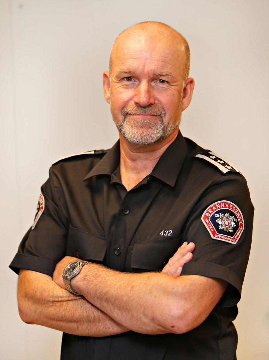 - Hver boligbrann er en stor belastning for beboerne, i verste fall må de bøte med livet. Jeg kan ikke ofte nok minne alle på hvor viktig fungerende røykvarsler er. Den alene halverer risikoen for å dø i boligbrann, sier brannsjefen.