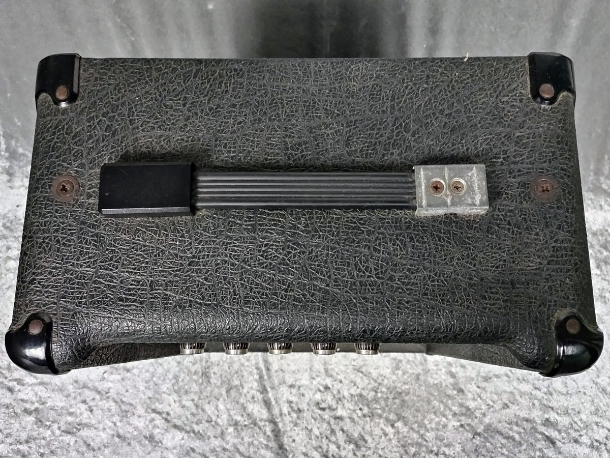 1484_shinjuku's tweet photo. 【1階中古アンプNEWS】
#Marshall #Lead12 Model 5005 後期型Xシリアル!!
先日ご紹介したYシリアルの個体も好評いただいておりますが、こちらは取っ手部分のカバーが片側欠品のため、税込19,800円にて販売中です。
トランジスタの名機、この機会に是非お試し下さいませ。
https://t.co/sfMErAHbAC https://t.co/tv4OjDY0cx
