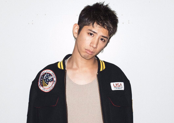rocqnow's tweet photo. 【豪華】ONE OK ROCK・Taka が清水翔太による武道館公演のアフターパーティーにサプライズ出演した。ふたりは約400人のオーディエンスを前に「花束のかわりにメロディーを」と「Curtain Call」を披露。他には青山テルマやUVERworldのTAKUYA∞なども登場し、同イベントは大盛況のなか幕を閉じた。 https://t.co/gIldSUBXeu