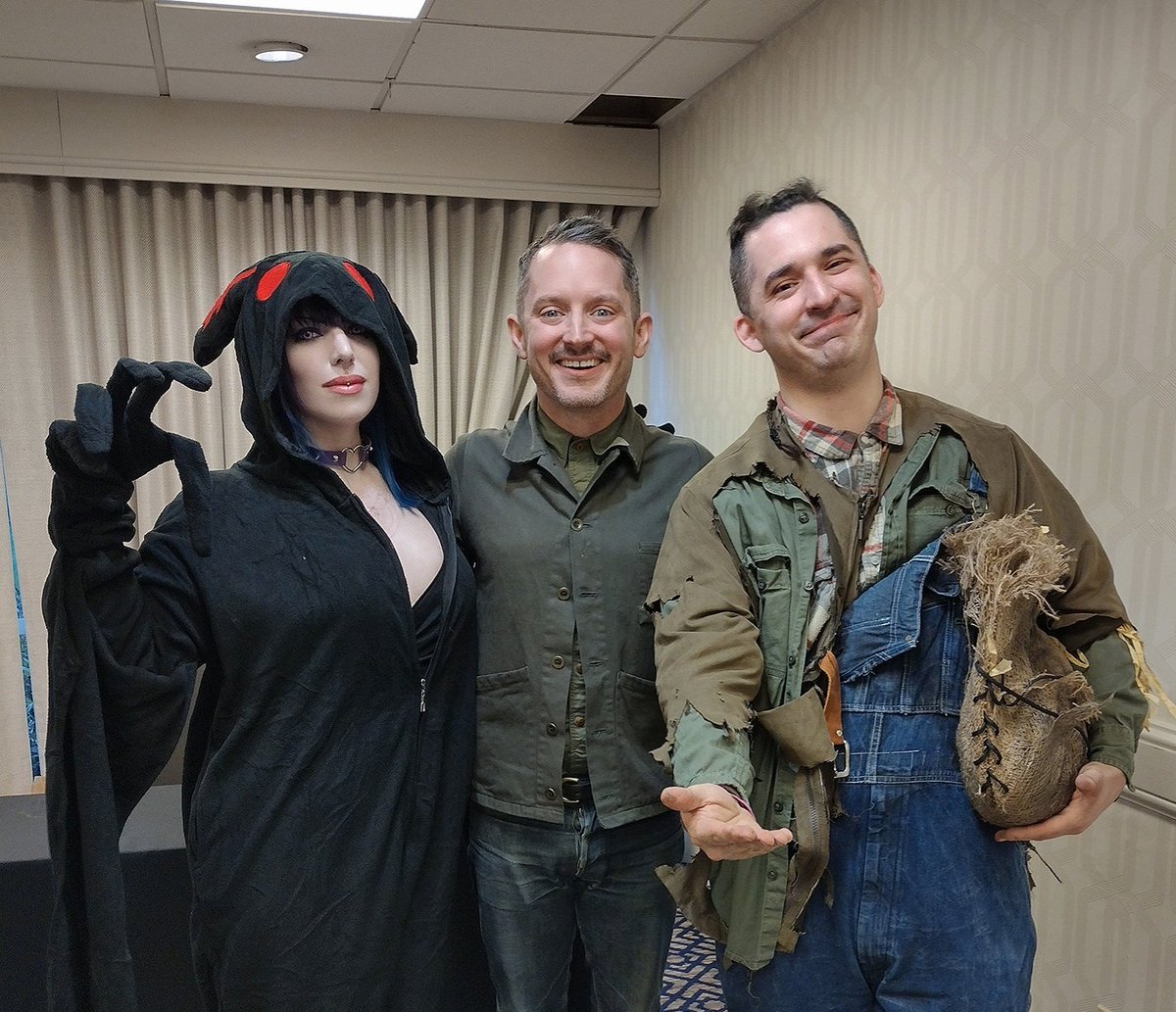 Darth_Spanky's tweet image. Thank you @elijahwood for the lovely photo. 🖤
Sorry I was super shy. But, hey, moths don't talk. 😶
@DonDaMonsta1993 #ElijahWood #monstermaniacon #mothman #selfie