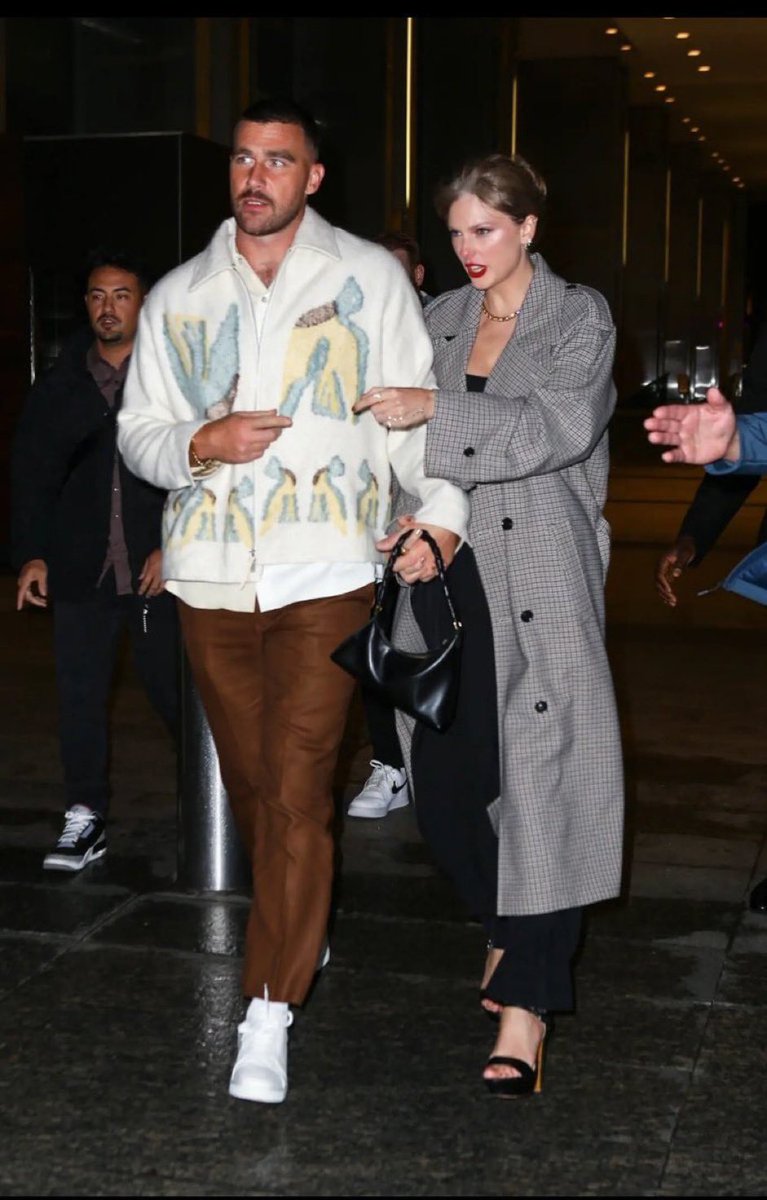 Me not believing this was real until we got these photos. 🙃 #TaylorSwift