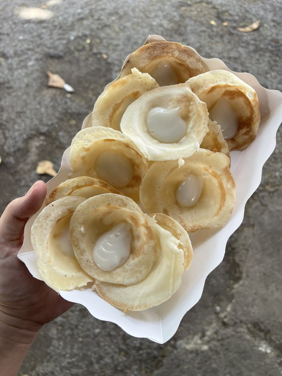 sfkkfs_'s tweet photo. ขนมครกบางกรอบคือที่สุดด ใครเคยกินบ้าง ;-; อร่อยสัสๆๆ กินถาดเดียวไม่พอ ใครมานครสวรรค์ไปหากินนะ ชื่อขนมครกยายต้อย https://t.co/HwzjFdZ4gO