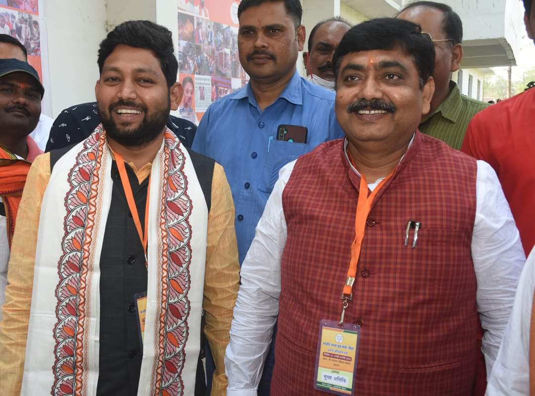 WhyManish's tweet photo. बिहार सरकार के पूर्व मंत्री बड़े भाई श्री आलोक रंजन  जी को जन्मदिन की अनंत शुभकामनाएं एवम् बधाई।
माता रानी का आशीर्वाद सदैव आपको मिलता रहे।
@dralokranjanbjp @BJP4Bihar @BJYM https://t.co/h6sCtqiwNC