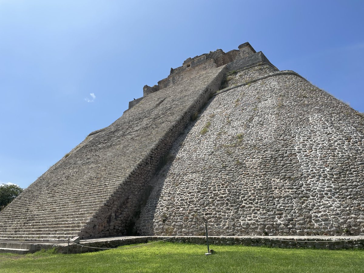 rousy82's tweet photo. #EclipseSolarAnular #Uxmal #Yucatán https://t.co/tMnzcWoZoM