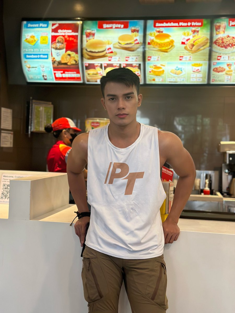 OliverRael2's tweet photo. Ano order mo?🍔🍟🥤🥩🍗 https://t.co/xcQs3VMWxs