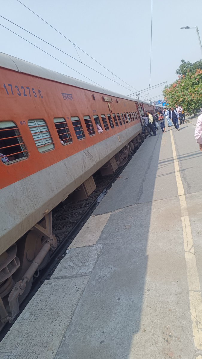 sumit81000's tweet photo. Train 14624 last 45 min se sampla station pe khadi hai. @IndianRailMedia @rail https://t.co/Qm2aDGnoWa