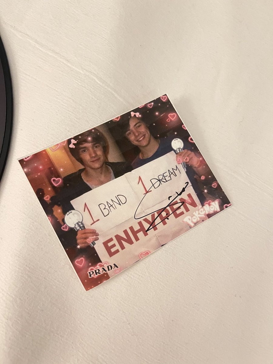 iakalasun's tweet photo. I WAS TRYING TO GIVE SUNOO THE STICKER BUT HE SIGNED IT INSTEAD IM GONNA FUCKING CRYYYYY https://t.co/OtDYgrw76I