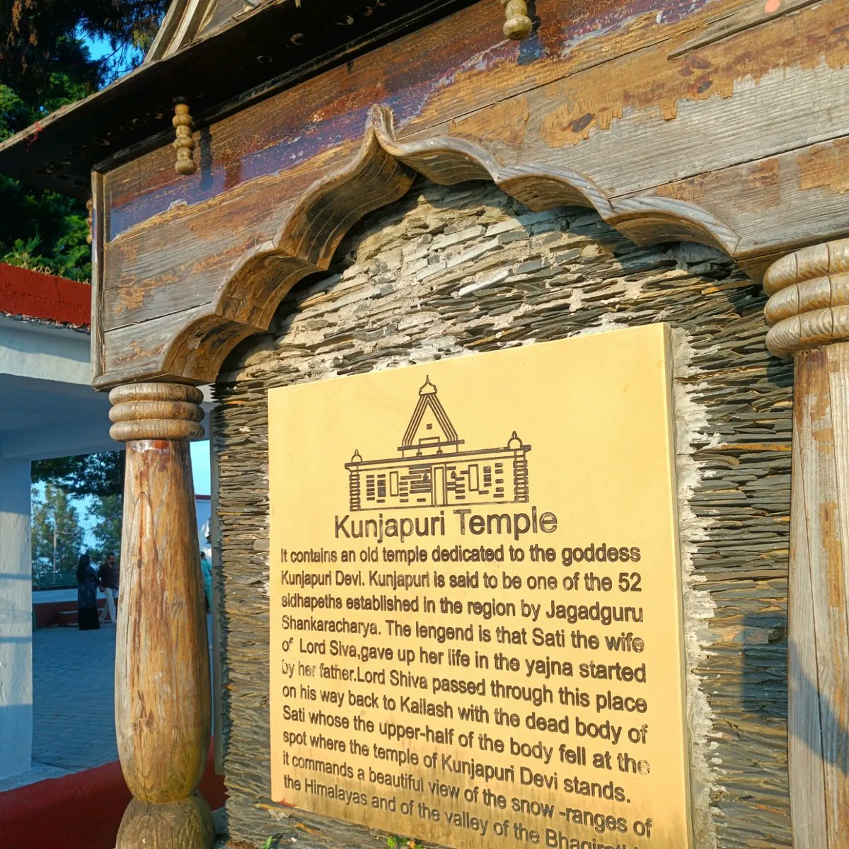 aforabhi1's tweet photo. Kunjapuri is one of the Shakthi Peet dedicated to Maa Parwati Devi. Temple situated in the scenic #Mountains of Rishikesh. It also known for beautiful sunrise point.
#Himalayas #Rishikash #Kunjapuri #Uttarakhand #yoga
#Hills #Mountains #Nature #IncredibleIndia https://t.co/JrGD6OVn2x