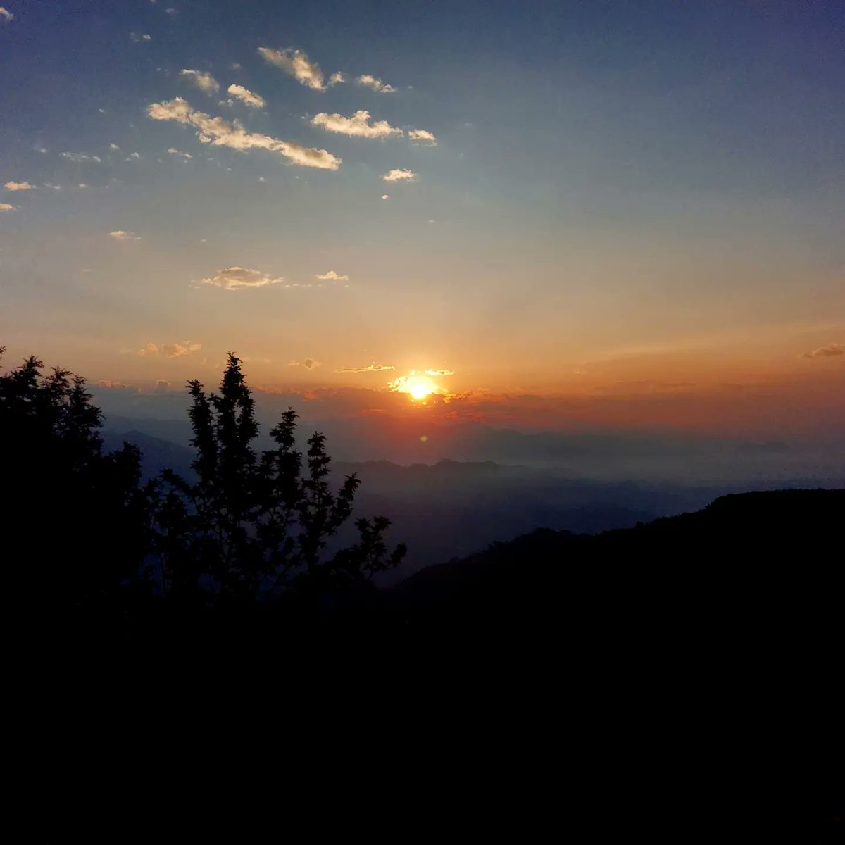 aforabhi1's tweet photo. Kunjapuri is one of the Shakthi Peet dedicated to Maa Parwati Devi. Temple situated in the scenic #Mountains of Rishikesh. It also known for beautiful sunrise point.
#Himalayas #Rishikash #Kunjapuri #Uttarakhand #yoga
#Hills #Mountains #Nature #IncredibleIndia https://t.co/JrGD6OVn2x