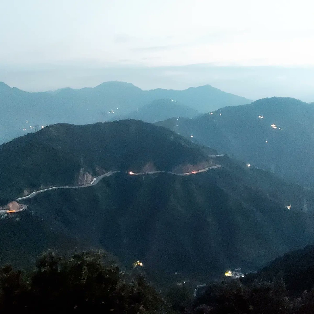 aforabhi1's tweet photo. Kunjapuri is one of the Shakthi Peet dedicated to Maa Parwati Devi. Temple situated in the scenic #Mountains of Rishikesh. It also known for beautiful sunrise point.
#Himalayas #Rishikash #Kunjapuri #Uttarakhand #yoga
#Hills #Mountains #Nature #IncredibleIndia https://t.co/JrGD6OVn2x