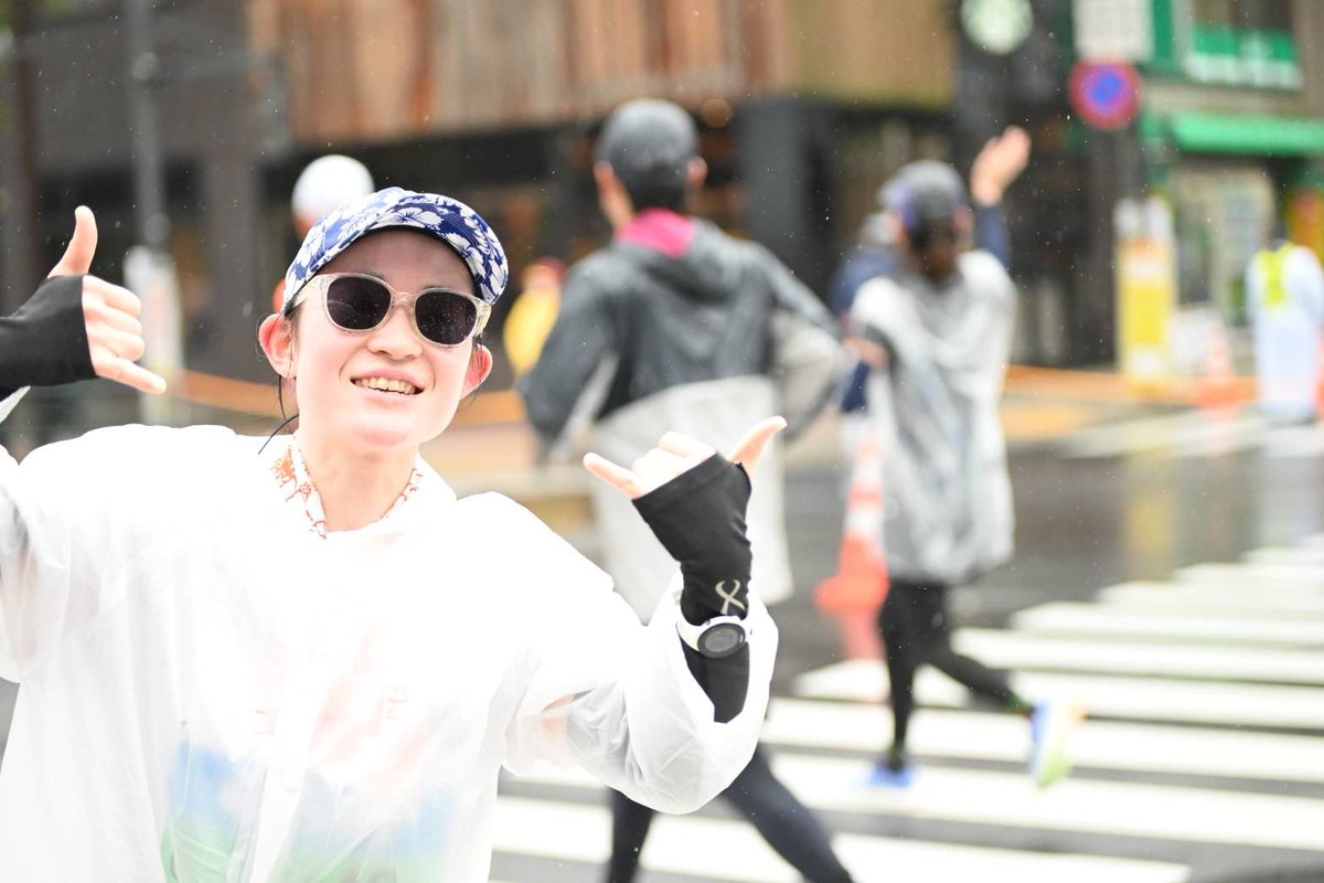 東京レガシーハーフマラソン初参加🏃‍♀️朝から雨で、走る前から憂鬱でした☔️が、スタート直後に、大雨の中フルを走ってきたMGC選手の方々とすれ違って元気を貰いました。そして残り5㎞くらいの地点に、同期の美園さくらが雨の中応援に来てくれて写真を撮ってくれました😍嬉し❣️お陰様でなんとか完走🏅