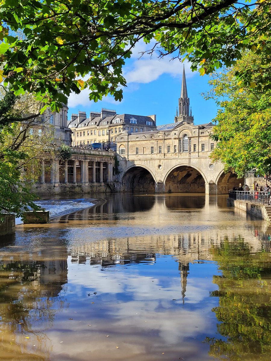 Cold, clear and quiet this morning. Soon the city will fill up with runners as it's #bathhalf day. Good luck to all. Town was looking its best yesterday. I had butterflies as I took this shot. The light, the reflections, the sky - things that make me go 'Ooh!' Have a good day! Xx